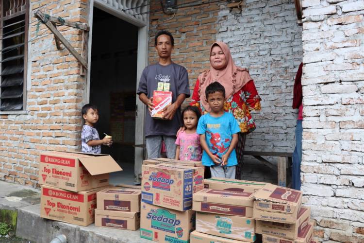 Kapolrestabes Medan Kunjungi dan Berikan Bantuan Pangan Buat Warga Penderita Stunting di Jalan Seto