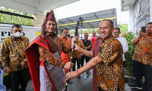 Serahkan Ambulance ke PPSD Siahaan Dohot Boruna Kota Medan, Ijeck Terima Ulos dan Balehat Raja