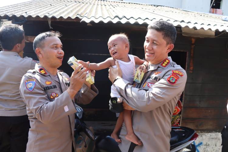  Kapolrestabes Medan Kunjungi dan Beri Bantuan Pangan Buat Warga Penderita Stunting di Belawan 