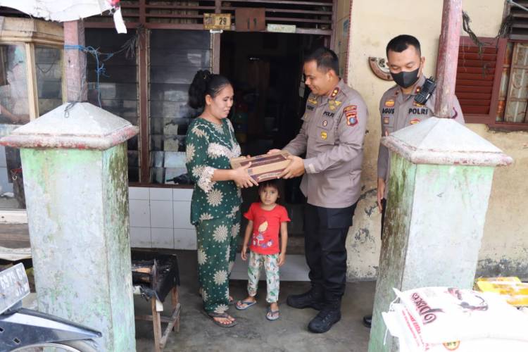 Polrestabes Medan Serahkan Bantuan Sembako Bagi Anak Penderita Stunting