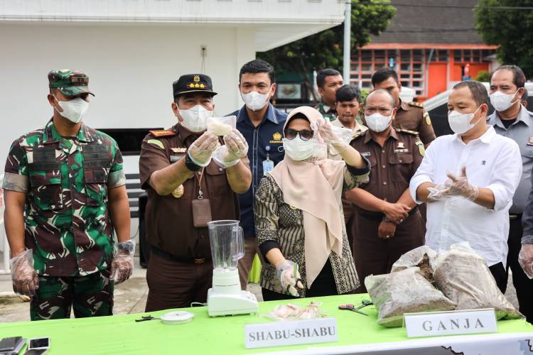 Walikota Pematang Siantar Turut Musnahkan Barang Bukti Tindak Pidana di Kejari Pematang Siantar