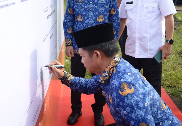Apel Siaga Pengawasan Tahapan Kampanye, Pj Gubernur Sumut Bersama Ketua Bawaslu Teken Kesepakatan Pemilu Damai 2024