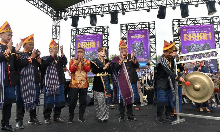 Kemeriahan Kirab Budaya Njuah-njuah Buat Pj Gubernur Terkesan, Berbagai Suku Budaya Jadi Satu
