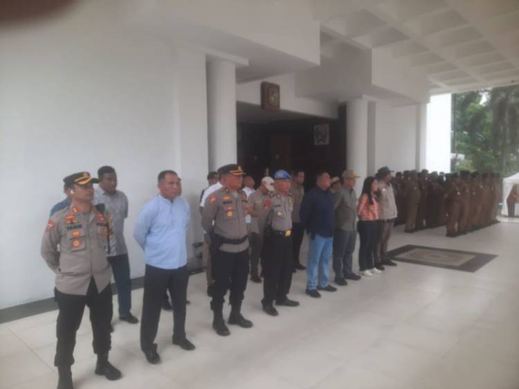 Polrestabes Medan  Apel Penertiban  APK di Kantor Wali Kota Medan