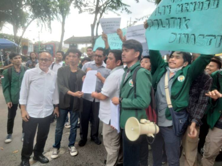 Tolak Politik Dinasti, Mahasiswa Geruduk Gedung DPRD Sumut