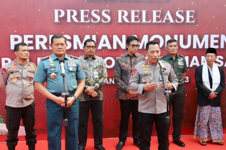 Panglima TNI  Bersama Kapolri Meresmikan Monumen Jenderal Polisi Hoegeng Iman Santoso