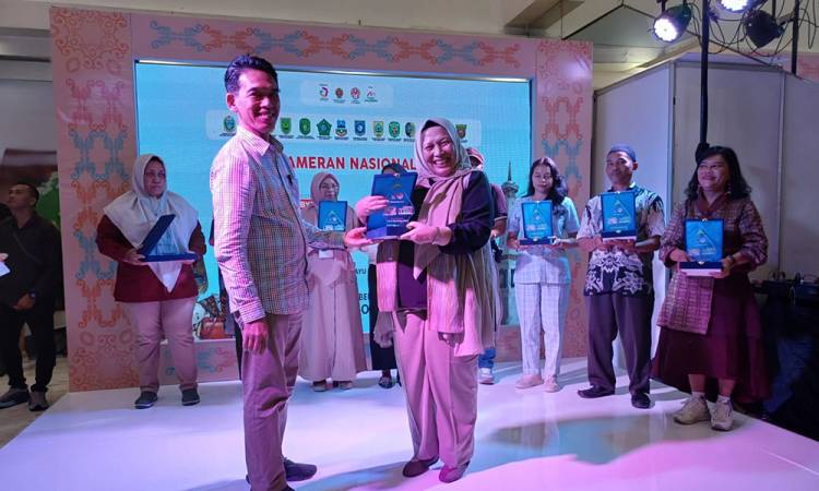 Dekranasda Sumut Juara I Pameran Nasional Gebyar Kreasi Nusantara dan Jogja ITTAF 2024