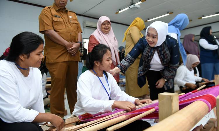 Tinjau Pelatihan Tenun, Pj Ketua Dekranasda Optimis Regenerasi Penenun Sumut Terus Berlanjut
