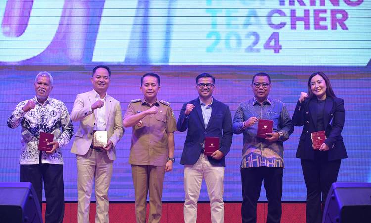 Pj Gubernur Sumut Agus Fatoni Terima Dua Penghargaan Bidang Pendidikan