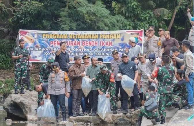 Dukung Asta Cita Presiden RI Prabowo Subianto, 3.000 Bibit Ikan Ditabur di Lubuk Larangan Kelurahan Aek Tampang