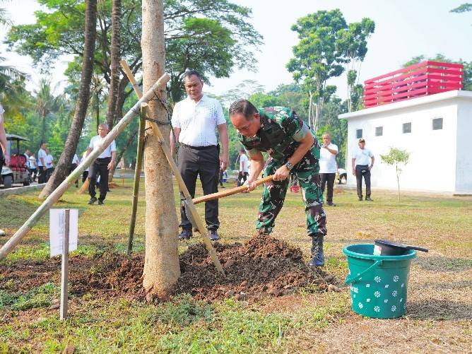 Panglima TNI Tanam Pohon dan Tebar Benih Ikan