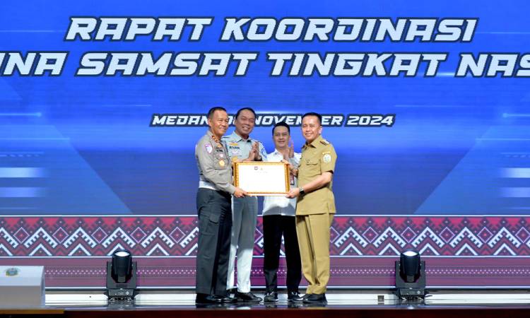 Pj Gubernur Sumut Terima Penghargaan dari Pembina Samsat Nasional