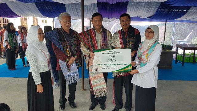 Menko Kemaritiman Serahkan Seribu Sertifikat Tanah