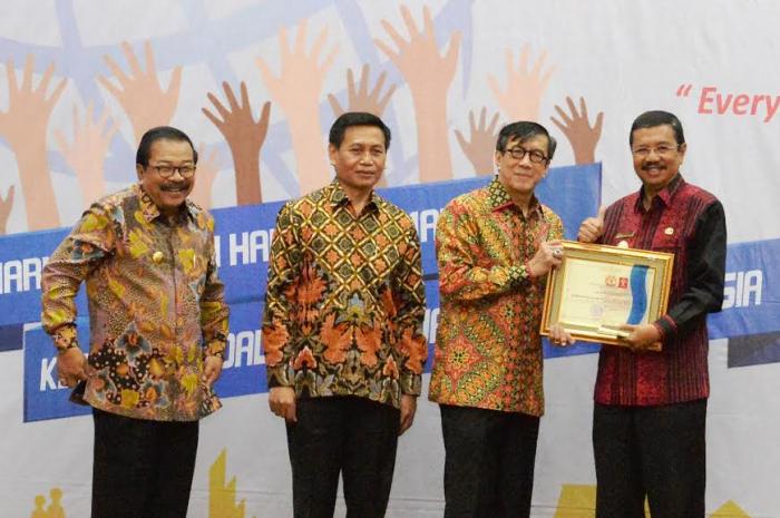 Gubernur dan 24 KDH di Sumut Terima Penghargaan Peduli HAM