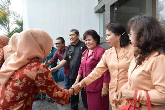 Dharma Wanita Persatuan Kemendesa dan Transmigrasi RI Adakan Bakti Sosial di Karo