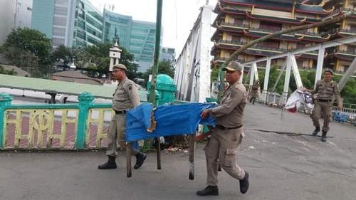 Petugas Satpol PP tertibkan Pedagang buku di Atas Jembatan Gantung