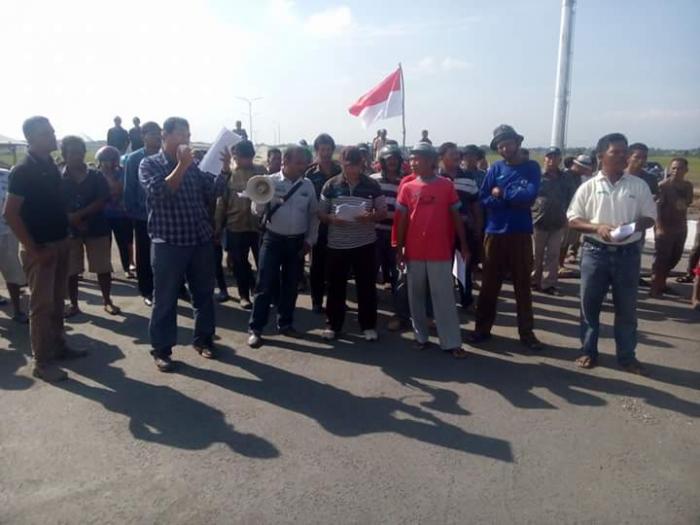 Akses Jalan Ditutup, Ratusan Warga Desa Pasar Melintang Demo