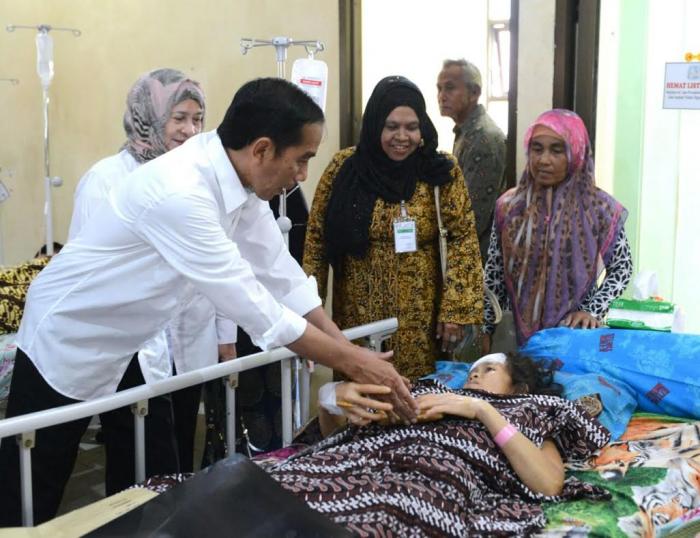 Tiba di Sigli, Presiden Jenguk Korban Bencana Gempa