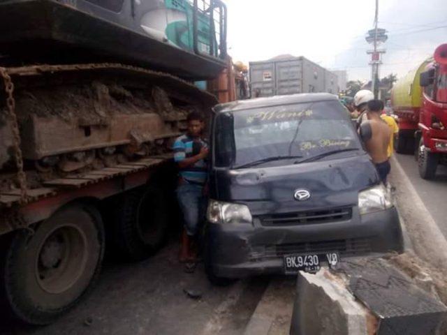 Truk Tabrak Tiga Mobil di Jalinsum Lubuk Pakam Perbaungan