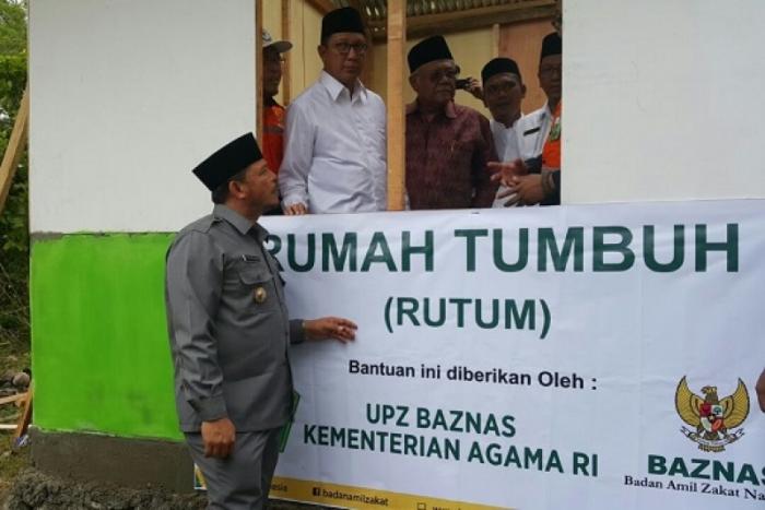 Menag Serahkan Bantuan Rp4,38 Milyar kepada Korban Gempa Pidie