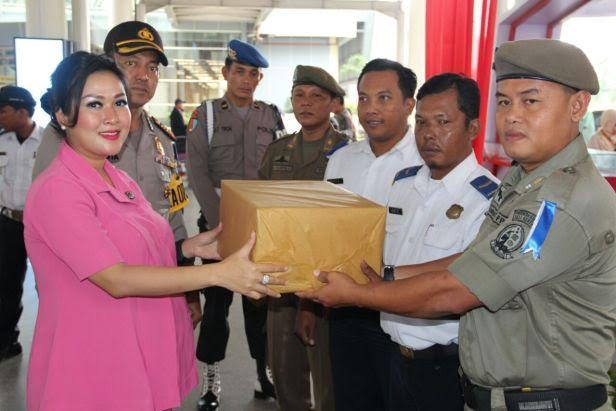 Ketua Bhayangkari Deli Serdang Berikan Bingkisan Kepada Petugas di Pospam