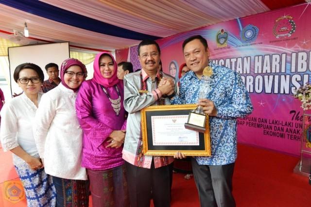 Bupati Pakpak Bharat Terima Anugerah Parahita Ekapraya dari Gubsu