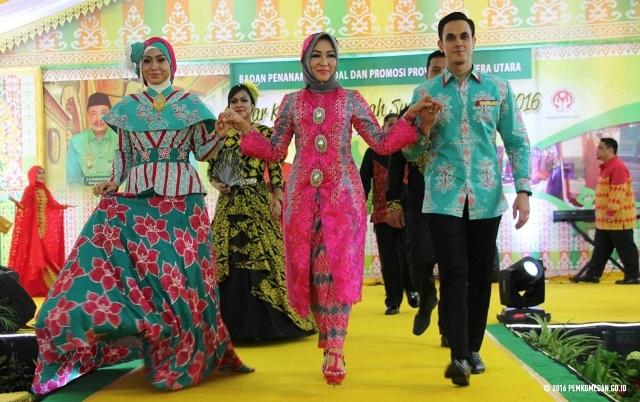 Kunjungi Galery Maharani, Zaskia Sungkar Berencana Kolaborasi Desain Batik Medan