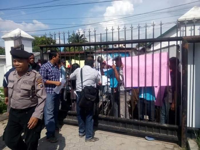 Ratusan Warga Pasar Melintang Demo ke Kantor PT JMKT