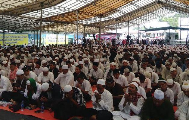 Belasan Santri Yayasan Wakaf Sabilul Mukhlisin Pungut Sampah Saat Aksi 212