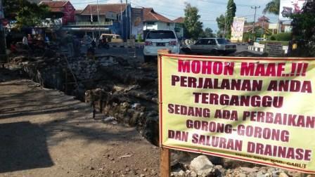 Proyek Drainase di Jalan Bajak II Medan Sisakan Gundukan Tanah Bekas Galian