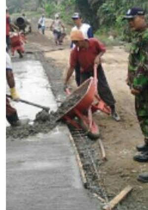 Babinsa Dampingi Warga Bangun Jalan Usaha Tani Bilah Hilir