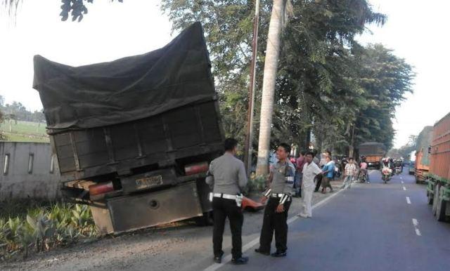 Truk Fuso Tabrak Pohon di Tanjung Morawa