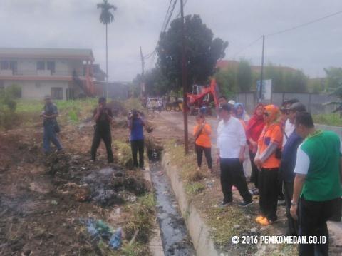 Ibu Walikota Medan Ikut Korek Sampah Parit Jalan Pembangunan Medan Selayang
