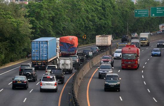 Truk dan Angkutan Barang Dilarang Lewat Tol di Jawa