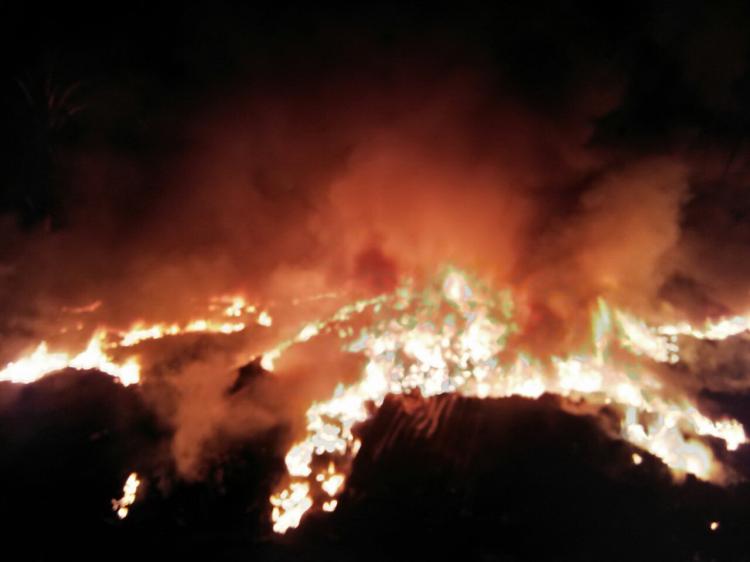 Personil Polsek Sunggal dan Masyarakat Padamkan Kebakaran Gudang Botot