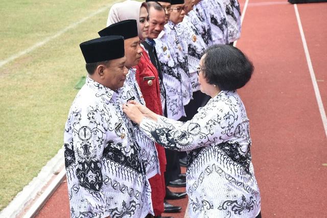 Bupati Deli Serdang Terima Penghargaan Dwija Praja Nugraha
