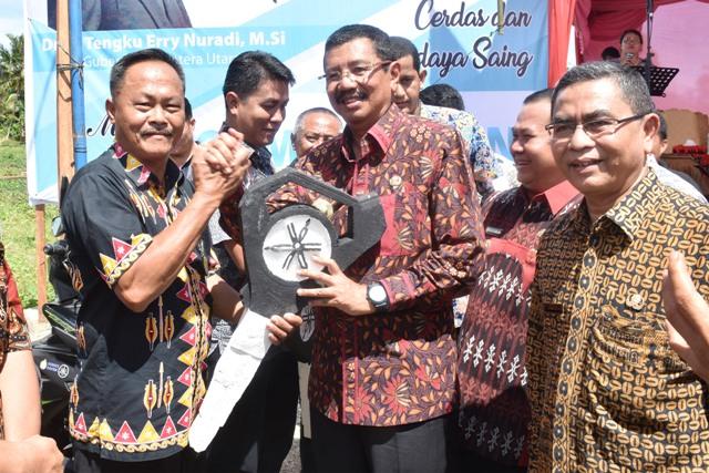 Dorong Peningkatan Pelayanan, Gubsu Erry Serahkan 120 Sepeda Motor untuk Kepala Desa se-Kepulauan Nias