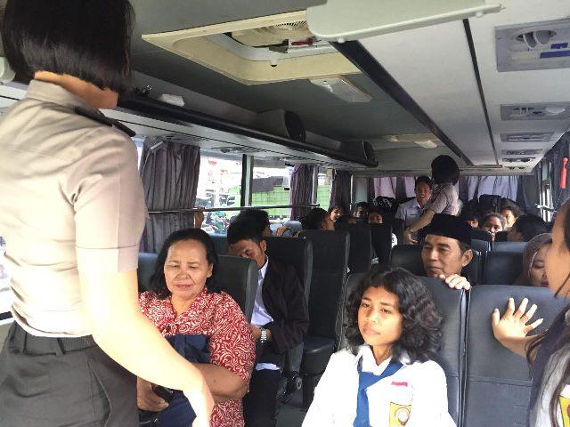 Demo Angkot Mogok Massal, Polisi Turun Tangan Angkut Warga Pakai Kendaraan Patroli