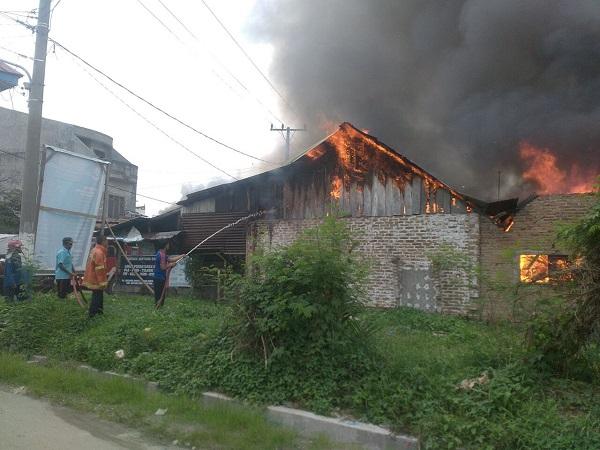 Gara-gara Gas Meledak, Rumah Handayani di Batangkuis Ludes Terbakar