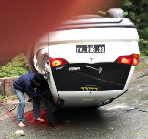 Mobil Pajero Sport Terbalik di Aek Nauli, Satu Orang Tewas