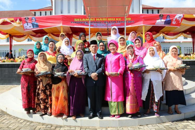 Bupati Serahkan Piagam dan Sertifikat untuk Perempuan Hebat di Tapsel