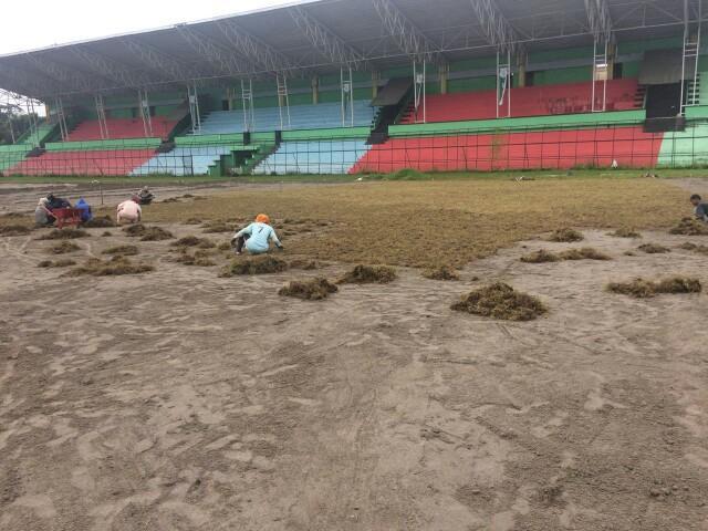 Pemko Medan Melakukan Pemeliharaan dan Pergantian Rumput Stadion Teladan