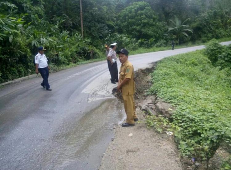 Polres Tapsel Melakukan Pengecekan Jalan Longsor di Sipirok