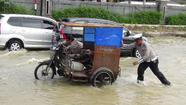 Banjir di Kawasan Depan Mapoldasu, Dirlantas Poldasu Turun Langsung Urai Kemacetan
