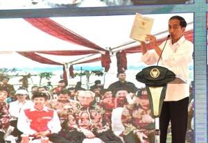 Dipusatkan di Semarang, Presiden Serahkan 705.194 Sertifikat Tanah untuk Masyarakat dari 5 Provinsi