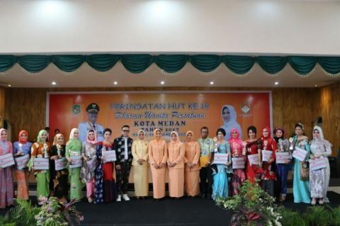 HUT Dharma Wanita Kota Medan ke-18 Dimeriahkan Pagelaran Fashion Show Batik Medan