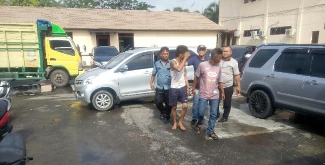 Grebek Narkoba, Pasutri dan Temannya Dibekuk di Kamar Mandi, Polisi Nyaris Dicelurit