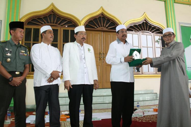 Tengku Erry Hadiri HAUL Syekh HAD Syarief Alam Bersama 10 Ribu Jamaah