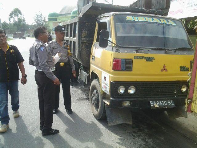 Truk Pengangkut Pasir Ditertibkan Polsek Perdagangan
