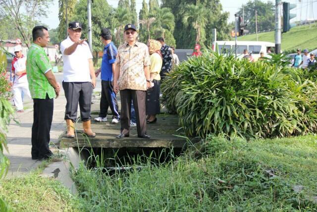 Wakil Walikota Medan Pimpin Gotong Royong Bersihkan Drainase di Gerbang Tol Bandar Selamat